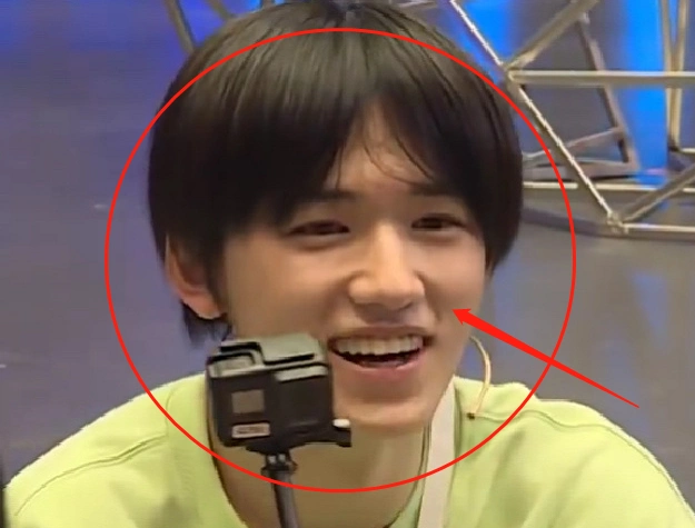 宋亚轩敢素颜面对镜头16岁的状态真实头发是三天没洗了吧