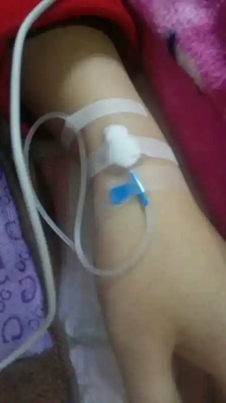 我跟领导撒谎说我生病了 要打针 求一张打针的手的照片发朋友圈 本人