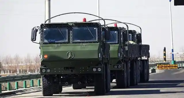 振奋中国第三代重型军用卡车曝光已赶上世界第一水平