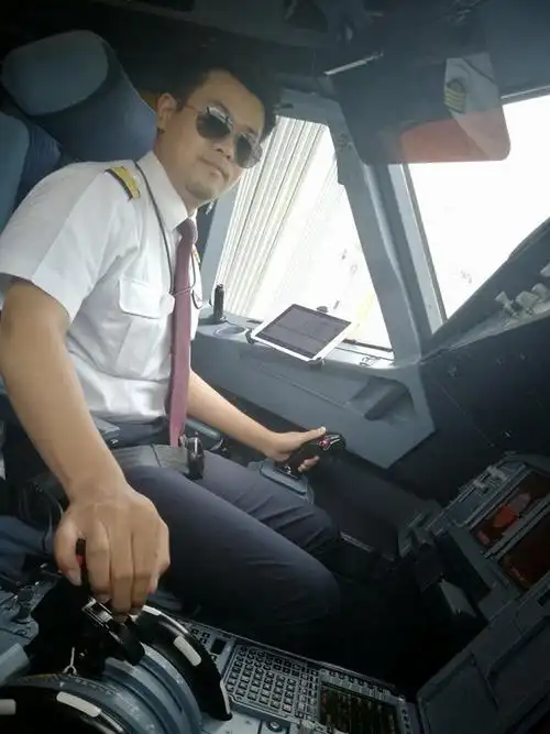 东航机长叶晓华:"四道杠"的意义在云端之上|中国_新浪财经_新浪网