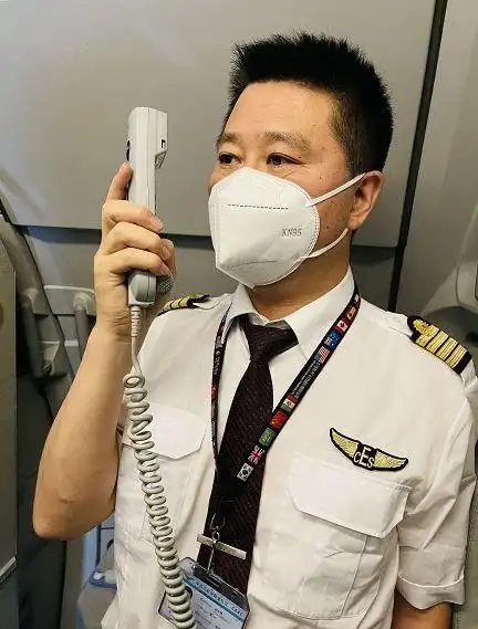 东航机长向109名从海口直接转战成都的上海核酸检测队员表达敬意_中国