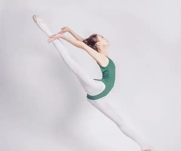 中央民族大学舞蹈新生女神舞姿优美高难度一字马惊人