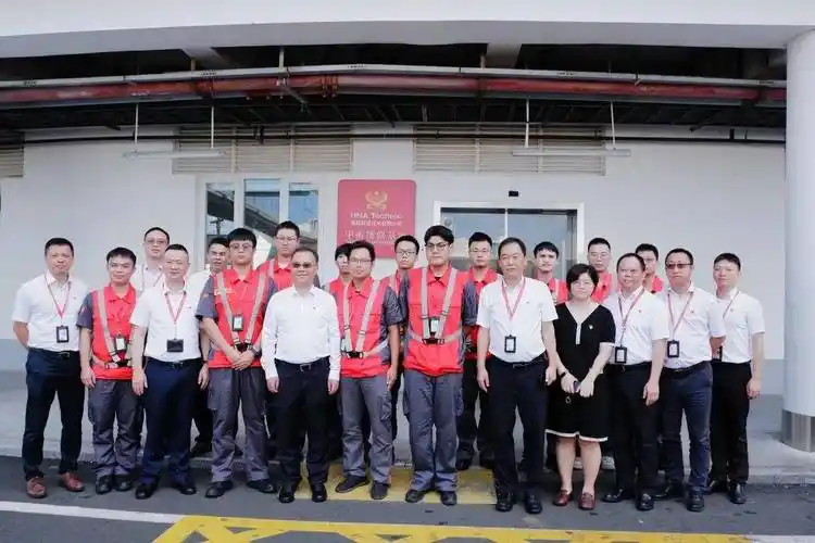 方大集团董事,党委书记宋宏谋,海航航空集团董事长徐军一行看望慰问