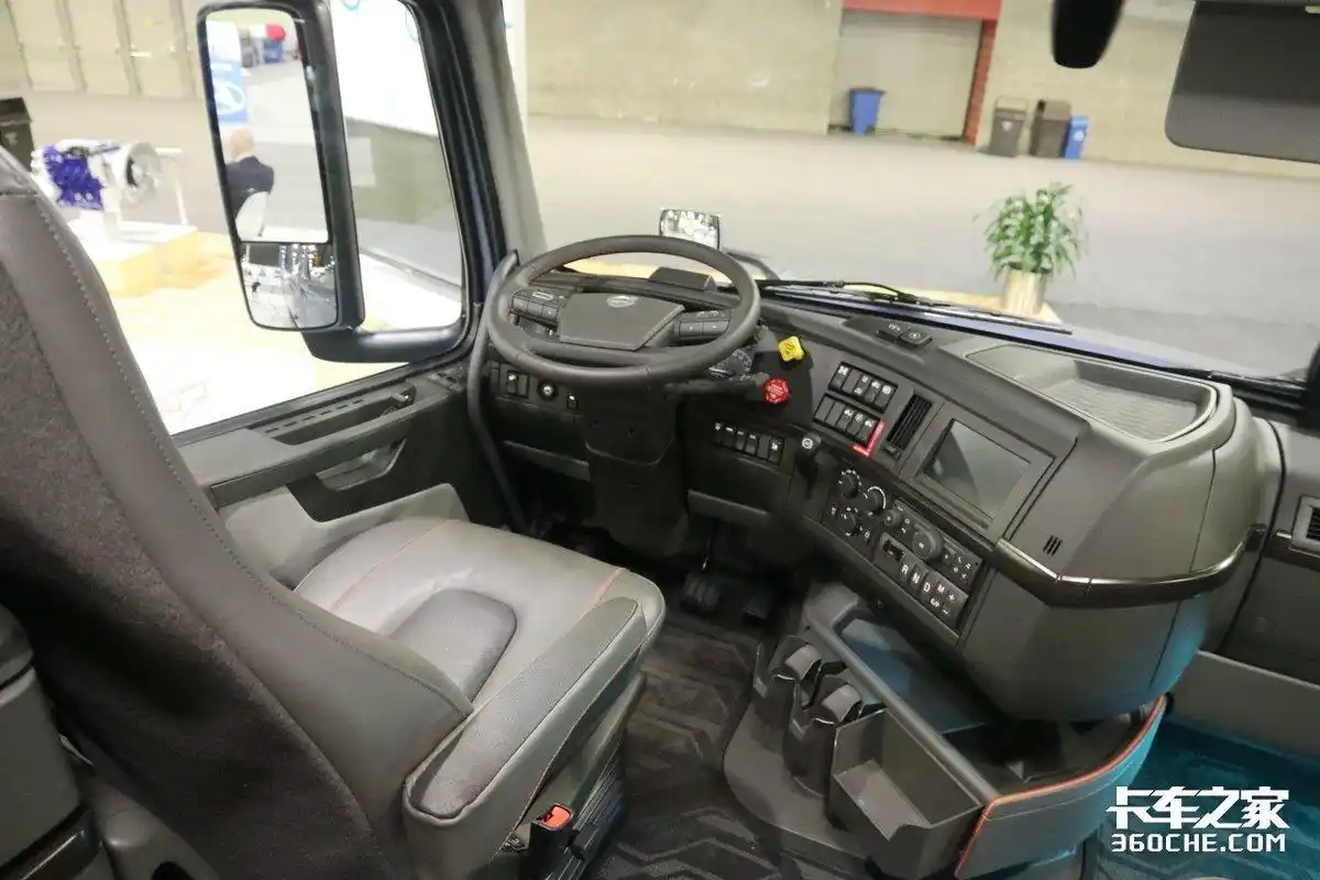 进入驾驶室惊呆了,沃尔沃长头卡车也太豪华了吧!