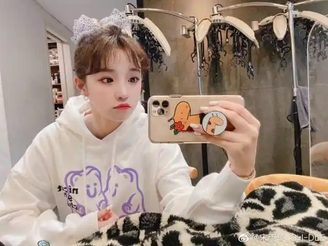 宋雨琦打baby面部后,被网友曝在后台把开水倒助理身上,做事嚣张