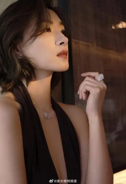 万茜咖色深露背长裙轻巧拿捏