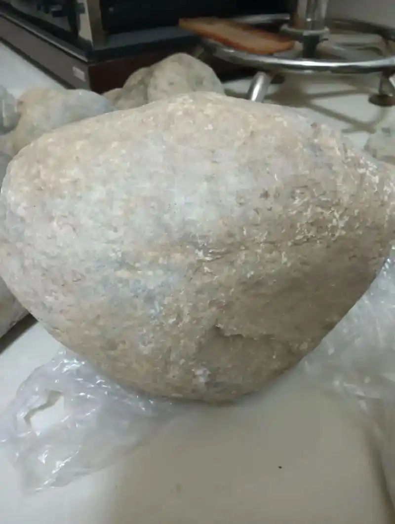 纯天然和田玉石包玉原石,白皮壳里面是羊脂