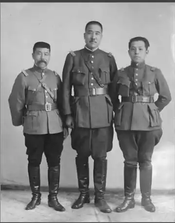 老照片bot:       【来自投稿】1927年奉系军阀褚玉璞(左