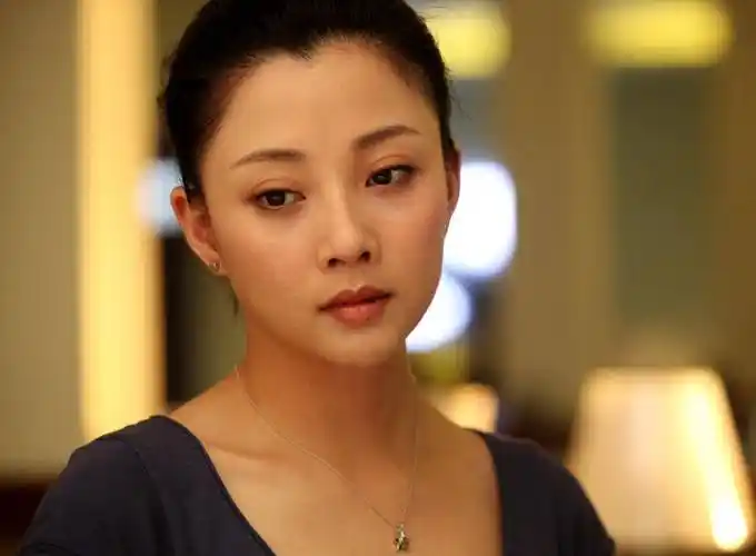 从媒体拍到的照片来看,殷桃的眼神始终都围绕着孙东海转,看得出来她