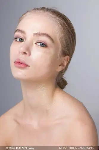 大图首页 ps素材 摄影原片 > 素材信息        露肩盘发美妆人物写真