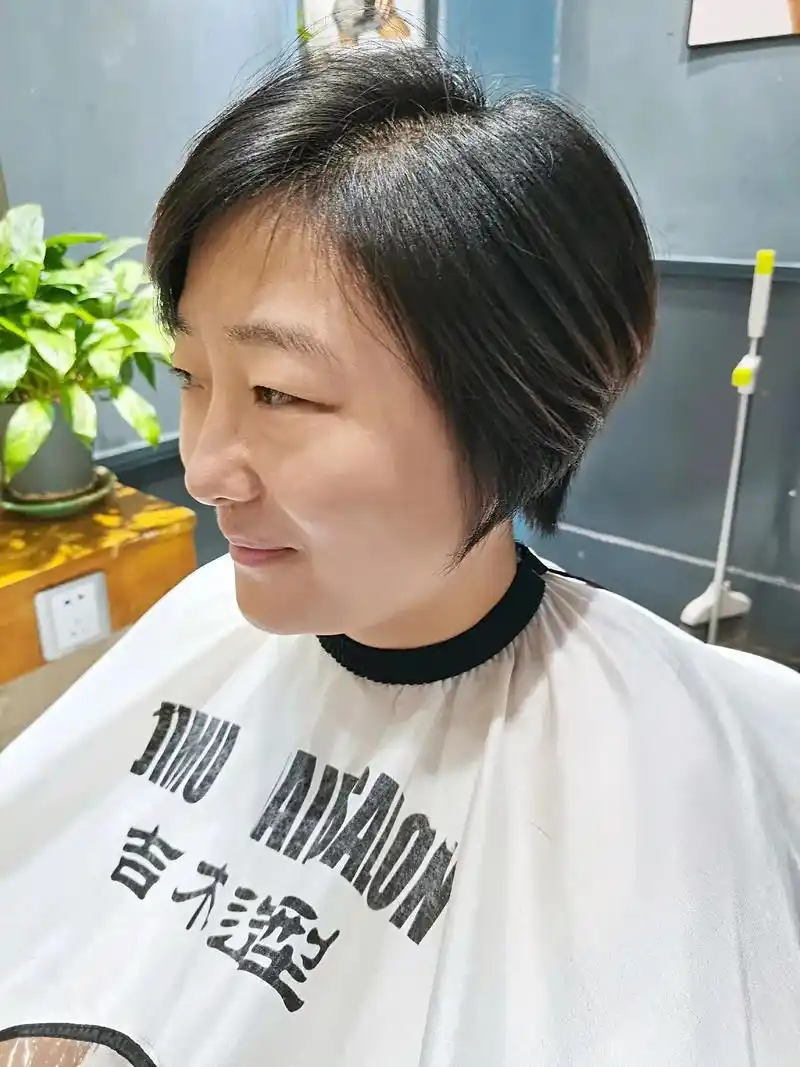 短发,波波头."晓明"今日发型作品:这位女士有两个月没有理发 - 抖音