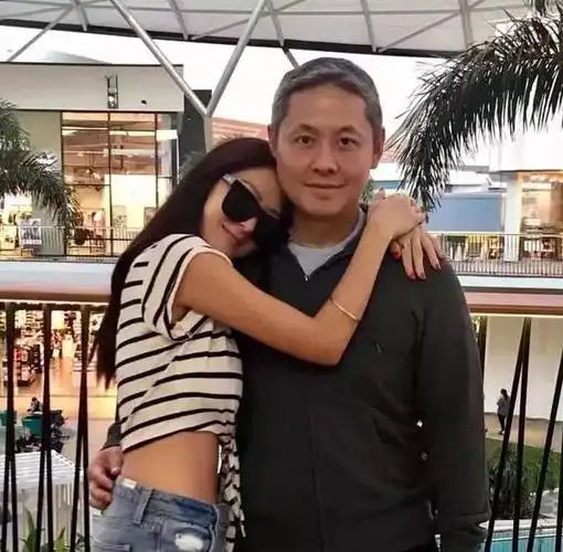 41岁孙芸芸和49岁廖镇汉近照明明只相差8岁却活成了爷孙恋