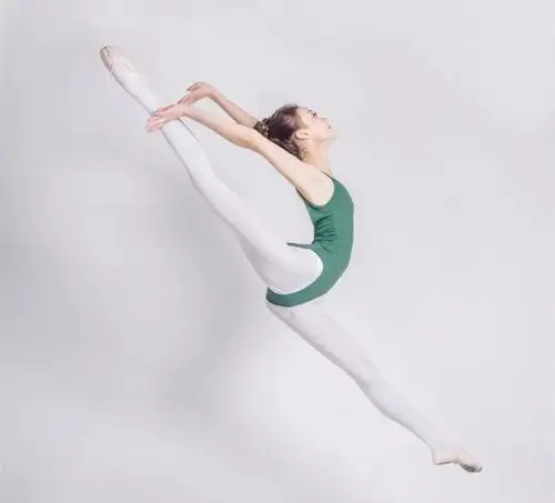 中央民族大学舞蹈新生女神舞姿优美高难度一字马惊人