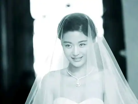 两人于2012年办的婚礼,那年全智贤31岁,她的婚纱照不知道美到了多少人