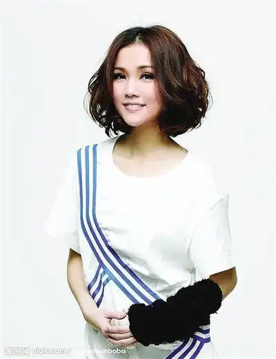 1 2 3 4 5 谢安琪香港女歌手,她是继王菲后,第二个以妈妈身份荣登天后