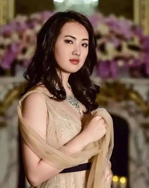 任正非女儿姚安娜不安分,穿超短裤秀2米长腿,顶级白富美变网红