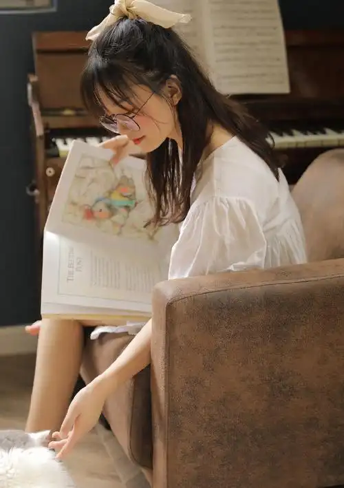 小清新白裙美女纤细美腿诱惑写真