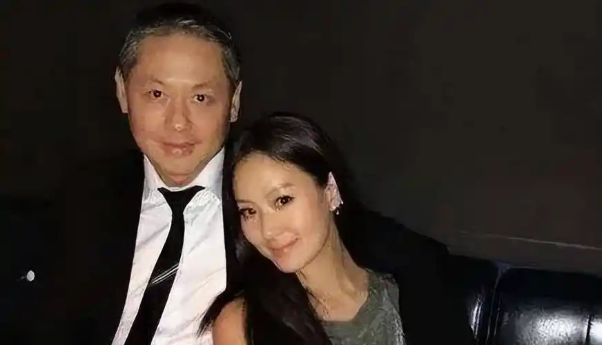 晒跟老公合照像父女,42岁美到看不清年纪_孙芸芸_廖镇汉_稀饭