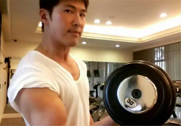 黄少祺露腹肌展完美身材 荷尔蒙爆棚网友求嫁