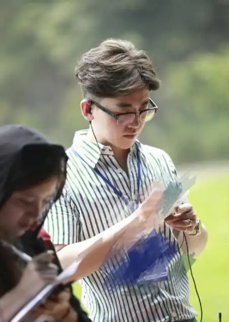 赶走baby迎回迪丽热巴跑男总导演不好当身体状况令人担忧扒