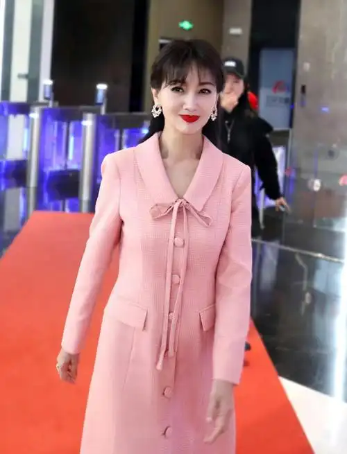 69岁赵雅芝好会穿一身粉色西装连衣裙清新精致又减龄