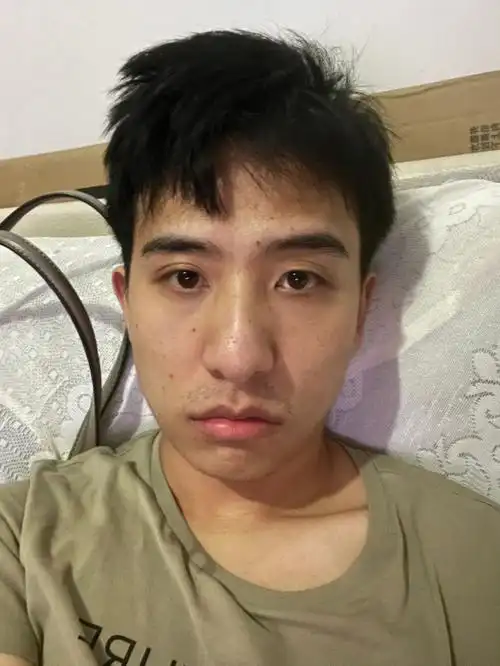 大二男生素颜vs妆后