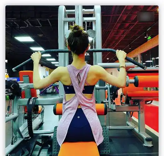 章泽天晒爬山照,穿紧身裤勒出纤细小鸟腿,和5岁女儿同框像姐妹_网友