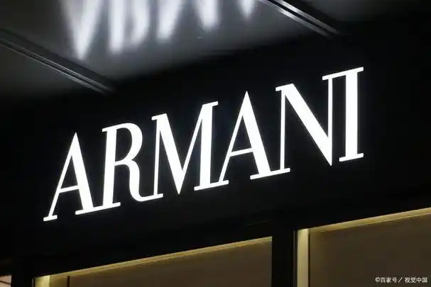 无论是纸盒,塑料袋还是防尘袋,都印有清晰的阿玛尼logo和品牌信息