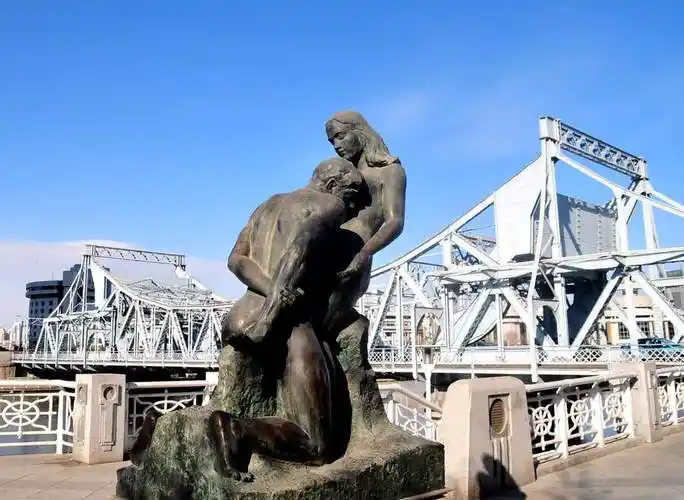 海河畔的人体塑像