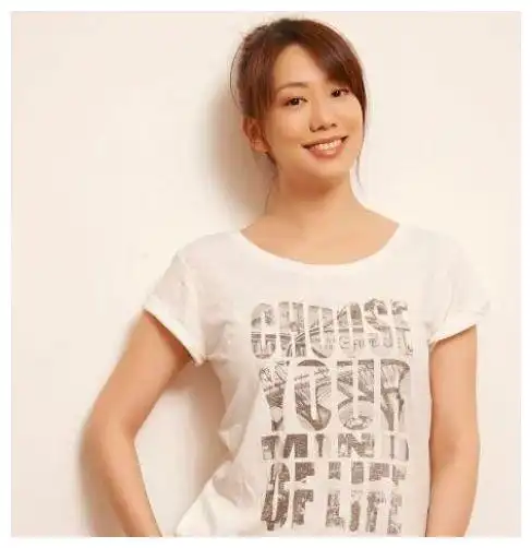 她16岁被成龙看中,凭借演技赢得认可,如今嫁入豪门生活幸福|吴辰君|嫁