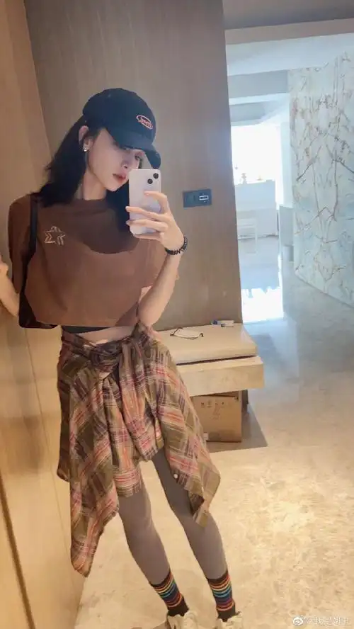 组图:娜扎穿瑜伽服对镜自拍 双腿纤细小蛮腰惹人羡