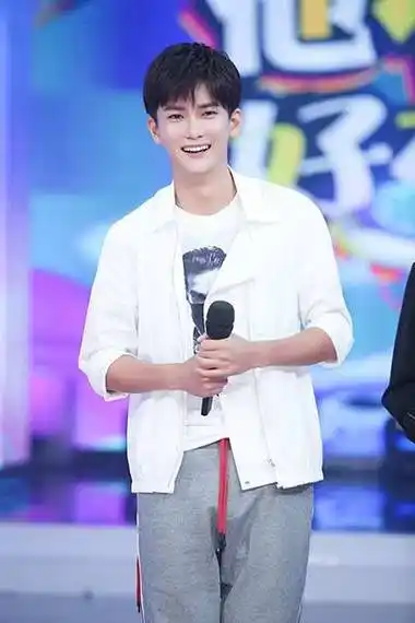 熊梓淇扭秧歌配方言版《小幸运》 嗨跳抖肩舞"快本"征婚