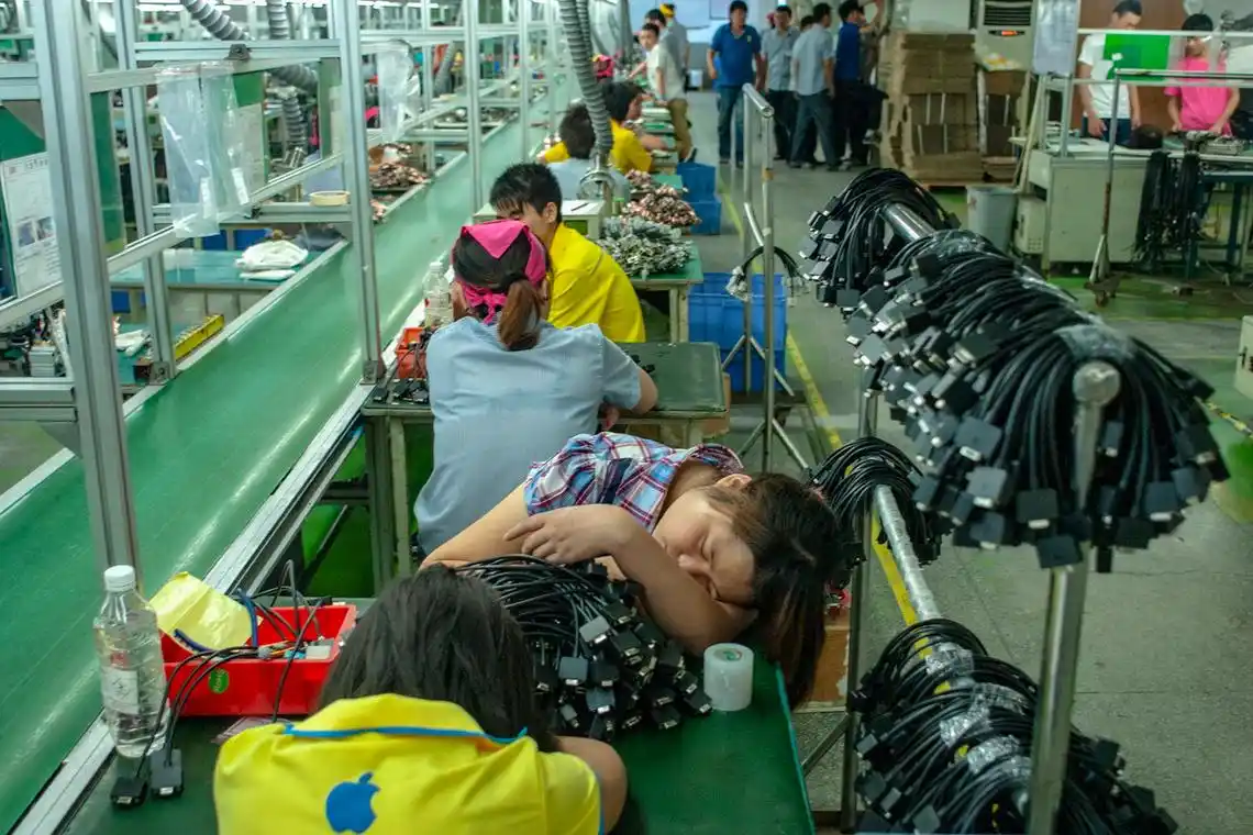 2012年12月21日,广东省东莞市.电子线厂的生产车间.