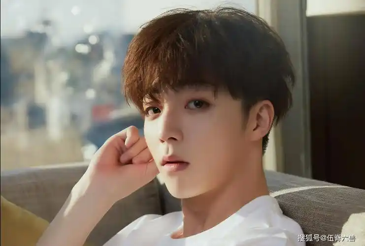 原创曾力压范丞丞出道的他,如今拍杂志只能当副刊封面?