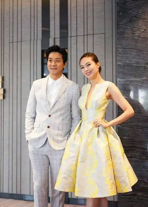 朱慧敏的感情生活外充满了戏剧性,她曾与梁荣忠在车上亲吻,但当时男方