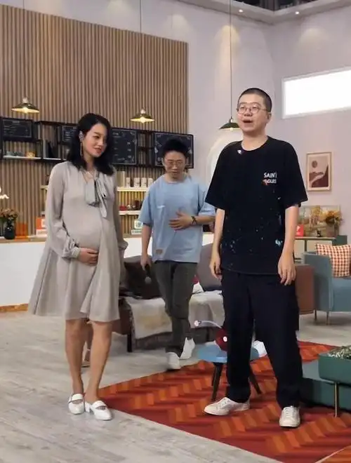 朱丹怀二胎6月还上节目穿宽松孕妇装状态好脸蛋圆润小腿纤细