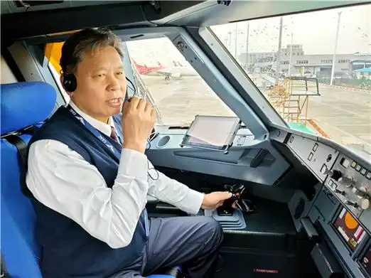 中国东航五星机长苗中明情注蓝天韶华不老