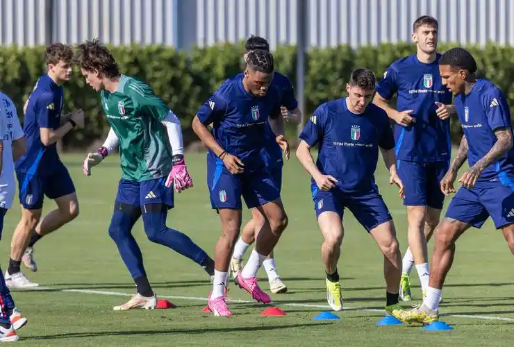 足球——友谊赛:意大利队赛前备战