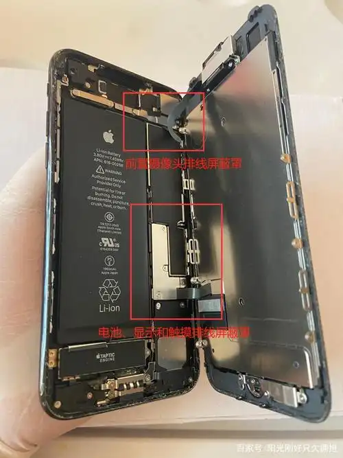 慢慢从左边翻开屏幕,因为屏幕右边有显示和触摸排线和前置摄像头排线.