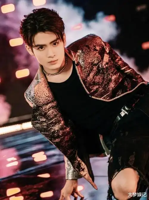 遭传被雪藏!《创造营2021》力丸推中文歌,暗指"人生起起落落"