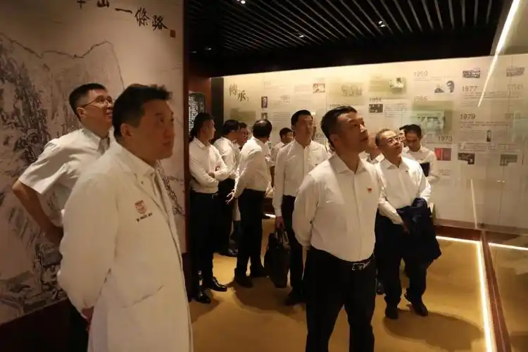 相关职能部门和临床科室负责人;方大集团执行董事,党委书记宋宏谋