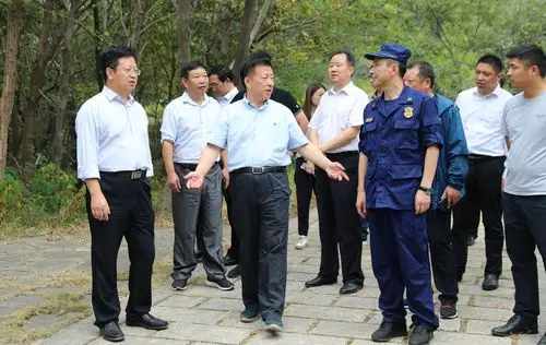 方伟赴景区检查山林防火工作