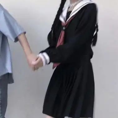 手拉手情侣头像一男一女半个身体部位两个人手拉手背