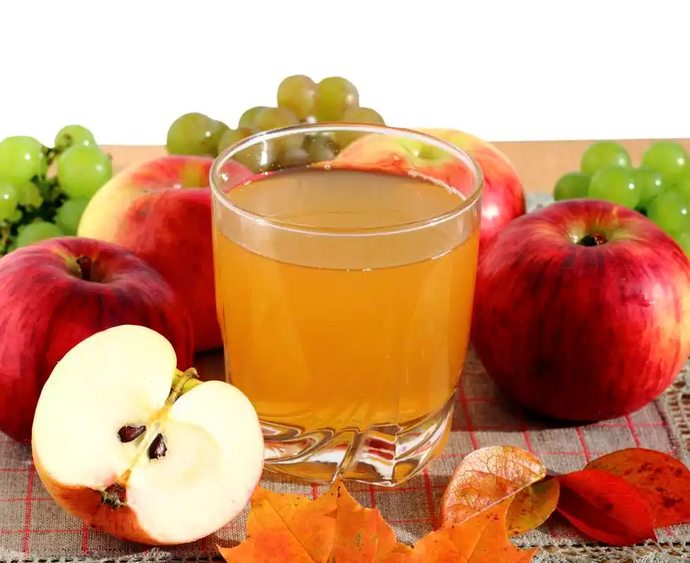 苹果汁,它是一杯鲜榨天然苹果汁