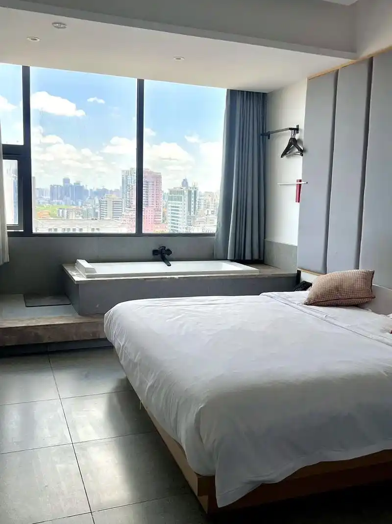 100住到的酒店真的值哭我!出门很方便!离五一 - 抖音