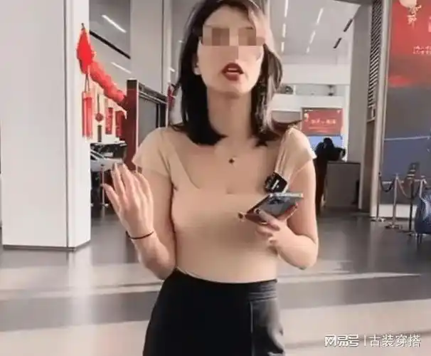 女子卖车直播乱象, 女主播"鲨鱼裤"风波, 网友直呼钵钵鸡!