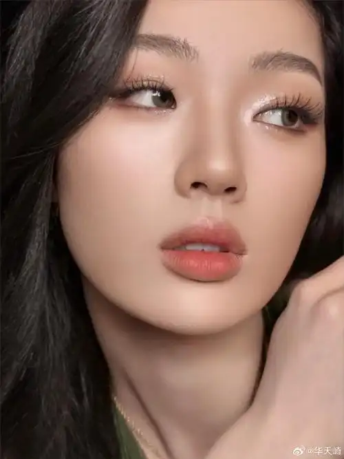 春晚明星妆容大赏##单依纯新年鎏金眼妆##化妆师华天崎##华天崎工作