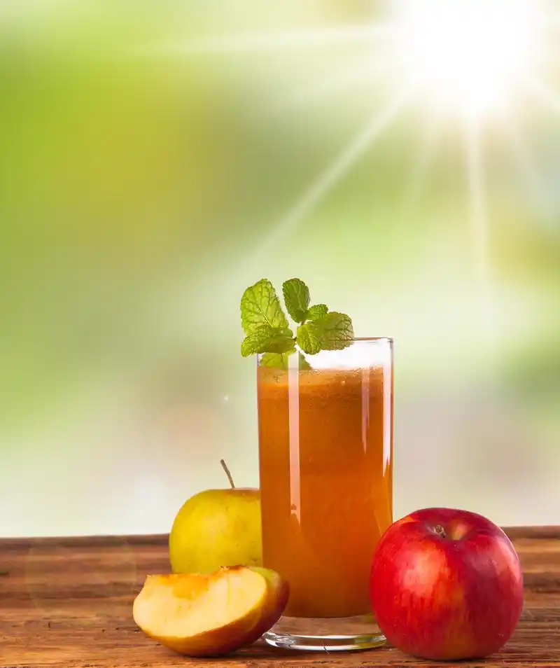 鲜榨果汁,在木头上的苹果汁