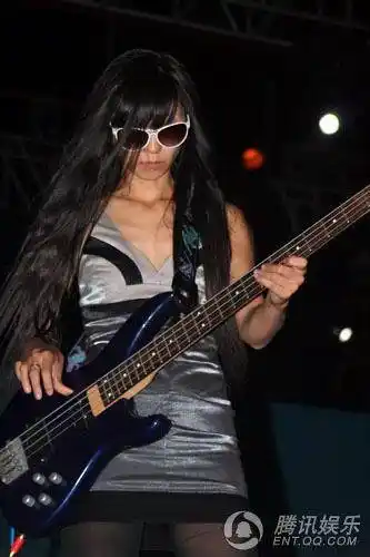 布衣乐队激情放歌 唱《疯狂的石头》插曲(图)