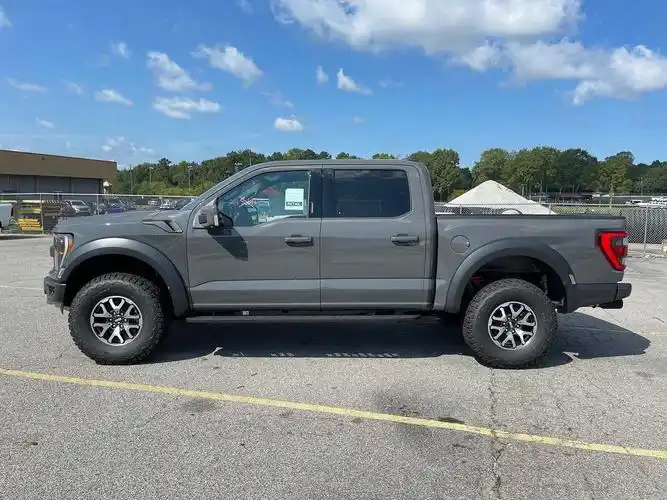 黑粉:皮卡有什么好?全新福特f-150猛禽海外街拍,表现让你闭嘴